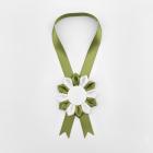 Kokarda na krk 12 cm Classic, bílo-olivová 
