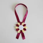 Kokarda na krk 12 cm Classic, bordó-žlutá 