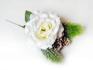 Zasněžená bílá růže s chvojím, 24 cm 