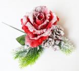 Zasněžená červená růže s chvojím, 24 cm 