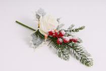 Zasněžená růže s větvičkou 26 cm, bílá 